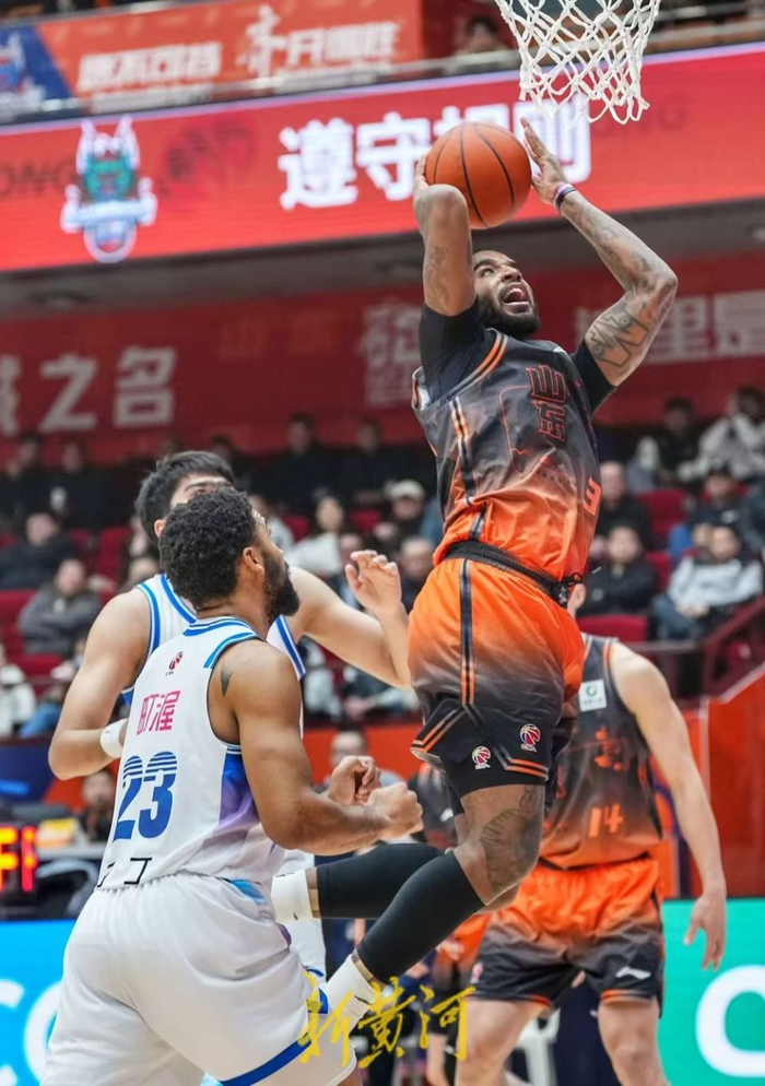 今夜山东男篮备战荷甲冲刺阶段布莱顿官宣签约之后，北京首钢清晨止住颓势