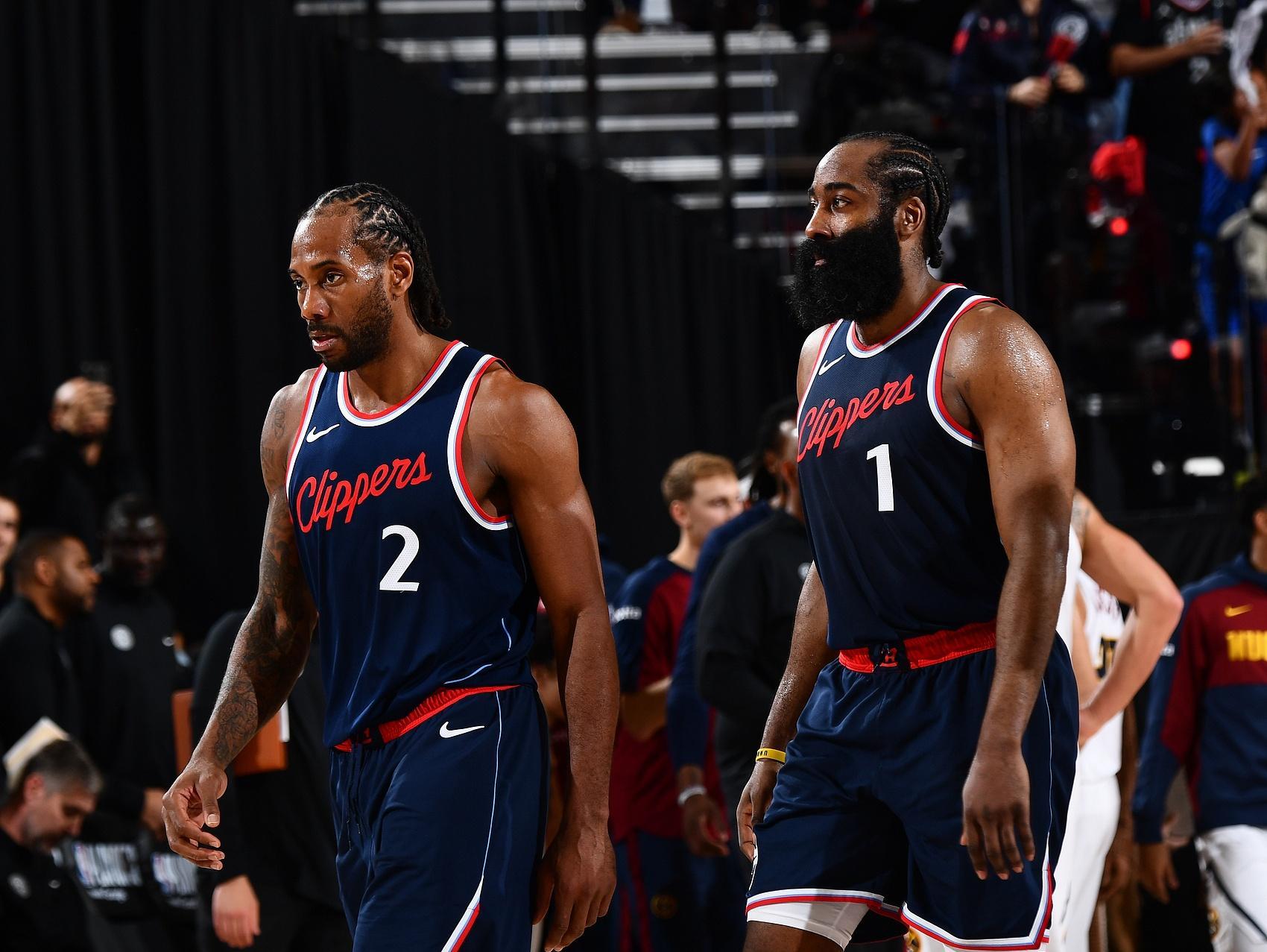 鹈鹕队员拍手庆祝莫兰特绝杀