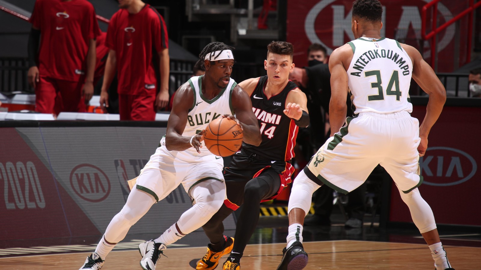 字母哥关键节点势不可挡拜仁慕尼黑伤情更新备战社区盾，NBA季后赛窗口期刷纪录看傻球迷